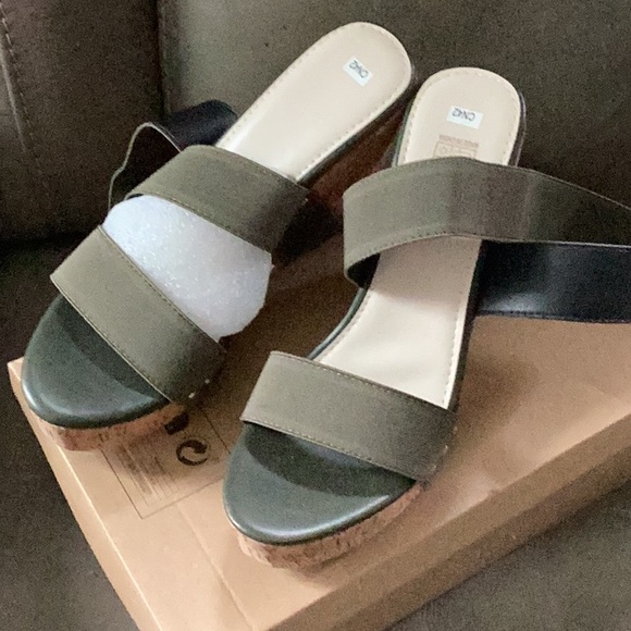 NWT Forest Green wraparound Wedges - Picture 3 of 4